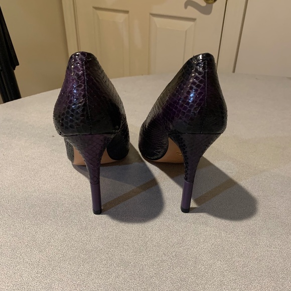 NWOB Pour la Victoire Purple Snakeprint Leather Pumps sz 8.5 M - Picture 5 of 7